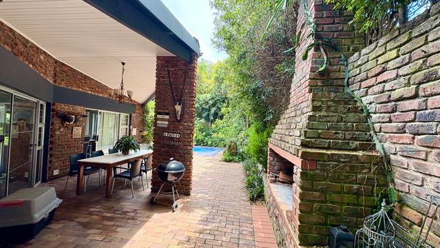 To Let 4 Bedroom Property for Rent in Bonza Bay Eastern Cape